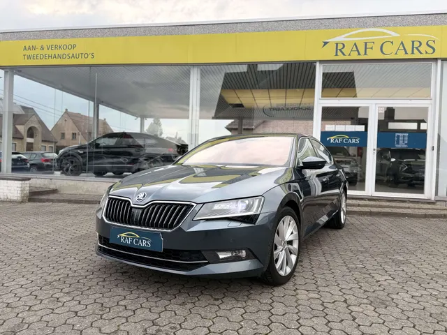 Skoda Superb 2017 op de klinkers voor de showroom van Raf Cars in Ninove-Outer