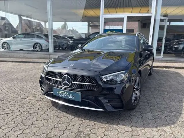 Mercedes-Benz E 200 2021 op de klinkers voor de showroom van Raf Cars in Ninove-Outer