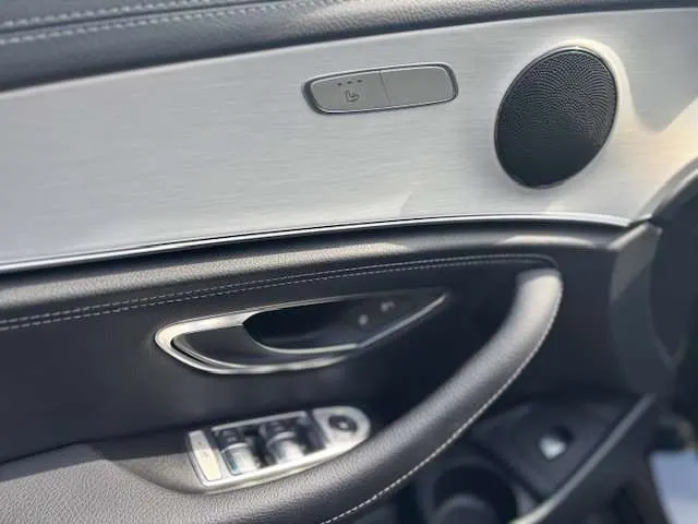 Mercedes-Benz E 200 2021 op de klinkers voor de showroom van Raf Cars in Ninove-Outer, foto 10