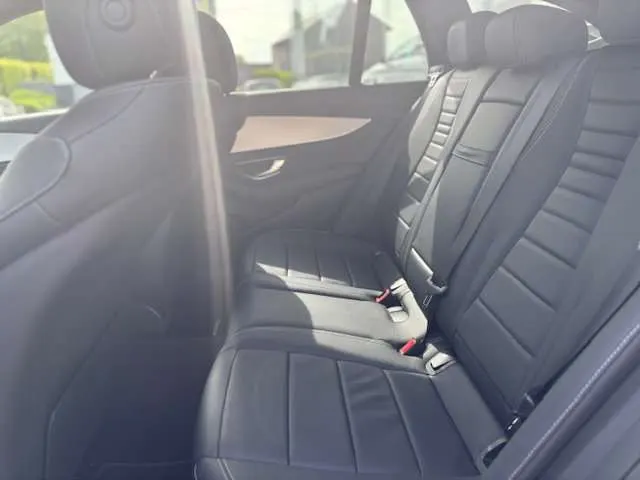 Mercedes-Benz E 200 2021 op de klinkers voor de showroom van Raf Cars in Ninove-Outer, foto 11