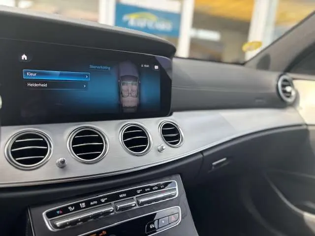 Mercedes-Benz E 200 2021 op de klinkers voor de showroom van Raf Cars in Ninove-Outer, foto 12