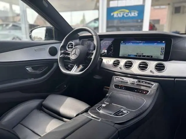 Mercedes-Benz E 200 2021 op de klinkers voor de showroom van Raf Cars in Ninove-Outer, foto 13