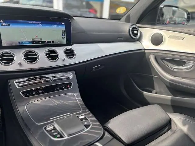 Mercedes-Benz E 200 2021 op de klinkers voor de showroom van Raf Cars in Ninove-Outer, foto 14