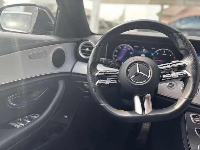 Mercedes-Benz E 200 2021 op de klinkers voor de showroom van Raf Cars in Ninove-Outer, foto 15