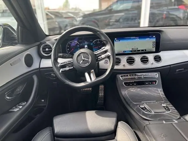 Mercedes-Benz E 200 2021 op de klinkers voor de showroom van Raf Cars in Ninove-Outer, foto 7