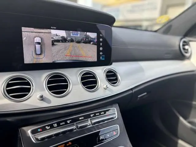 Mercedes-Benz E 200 2021 op de klinkers voor de showroom van Raf Cars in Ninove-Outer, foto 8
