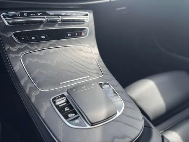 Mercedes-Benz E 200 2021 op de klinkers voor de showroom van Raf Cars in Ninove-Outer, foto 9