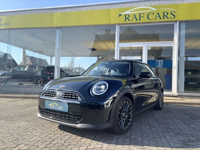MINI Cooper C 2024 op de klinkers voor de showroom van Raf Cars in Ninove-Outer