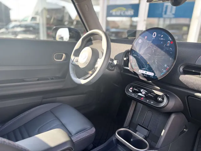 MINI Cooper C 2024 op de klinkers voor de showroom van Raf Cars in Ninove-Outer, foto 14