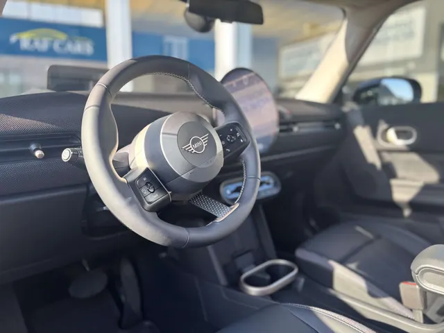 MINI Cooper C 2024 op de klinkers voor de showroom van Raf Cars in Ninove-Outer, foto 15