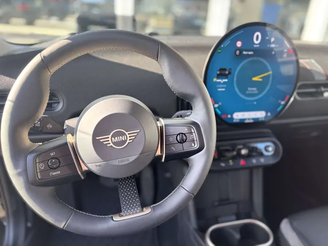 MINI Cooper C 2024 op de klinkers voor de showroom van Raf Cars in Ninove-Outer, foto 18