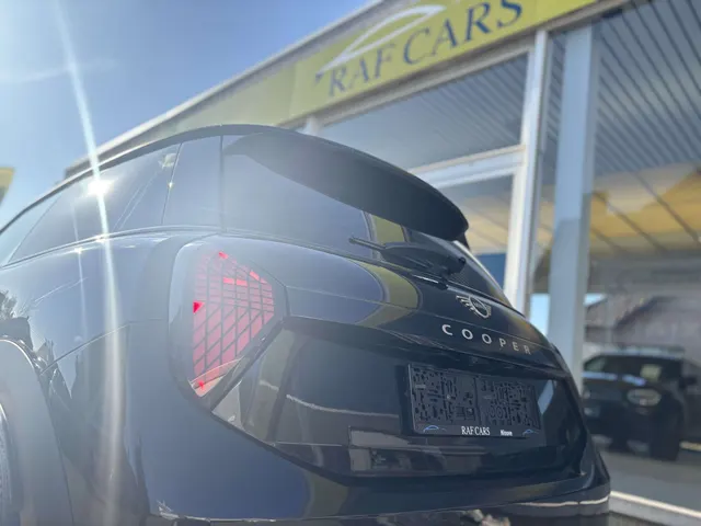 MINI Cooper C 2024 op de klinkers voor de showroom van Raf Cars in Ninove-Outer, foto 20