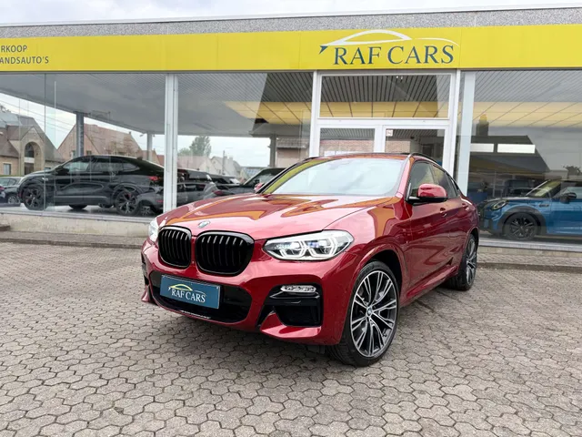 BMW X4 M 2019 op de klinkers voor de showroom van Raf Cars in Ninove-Outer