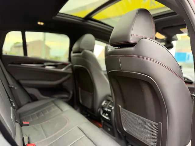 BMW X4 M 2019 vor dem Showroom von Raf Cars in Ninove-Outer, Foto 21