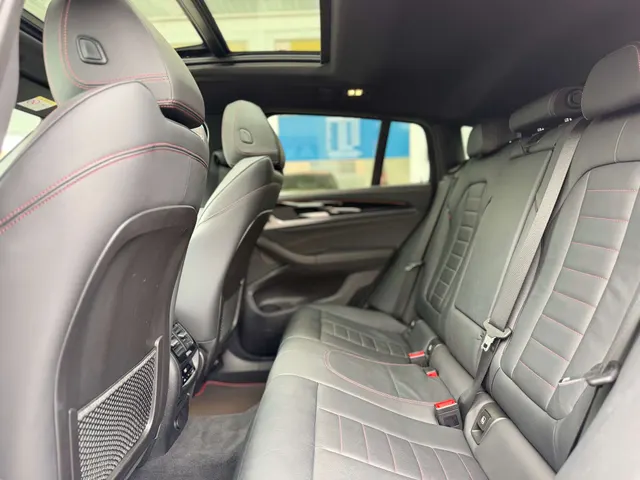 BMW X4 M 2019 vor dem Showroom von Raf Cars in Ninove-Outer, Foto 22