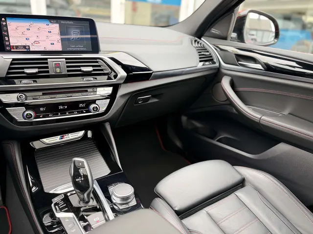BMW X4 M 2019 vor dem Showroom von Raf Cars in Ninove-Outer, Foto 23