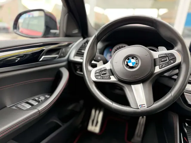 BMW X4 M 2019 vor dem Showroom von Raf Cars in Ninove-Outer, Foto 24