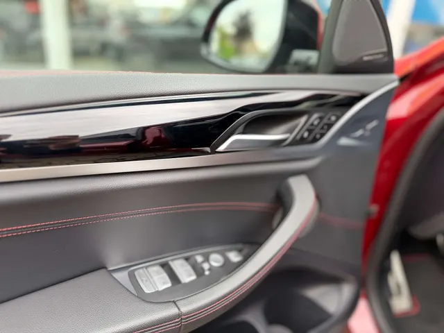 BMW X4 M 2019 vor dem Showroom von Raf Cars in Ninove-Outer, Foto 25