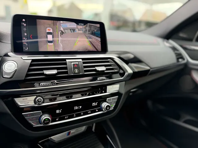 BMW X4 M 2019 vor dem Showroom von Raf Cars in Ninove-Outer, Foto 27