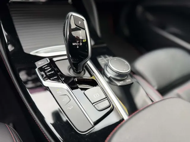 BMW X4 M 2019 vor dem Showroom von Raf Cars in Ninove-Outer, Foto 28