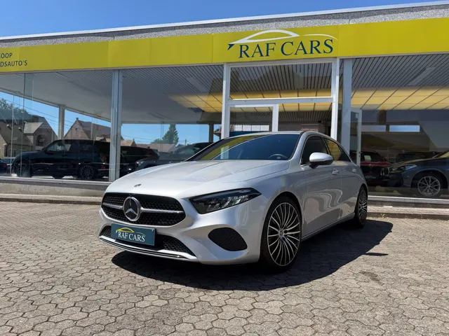 Mercedes-Benz A 180 2024 op de klinkers voor de showroom van Raf Cars in Ninove-Outer