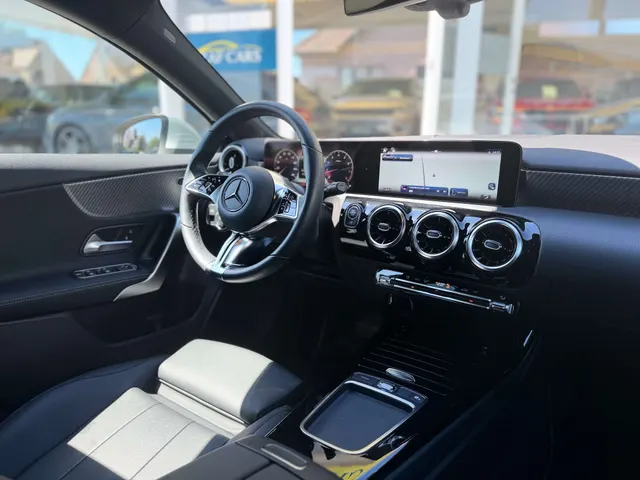 Mercedes-Benz A 180 2024 op de klinkers voor de showroom van Raf Cars in Ninove-Outer, foto 14