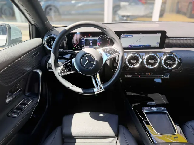 Mercedes-Benz A 180 2024 op de klinkers voor de showroom van Raf Cars in Ninove-Outer, foto 15
