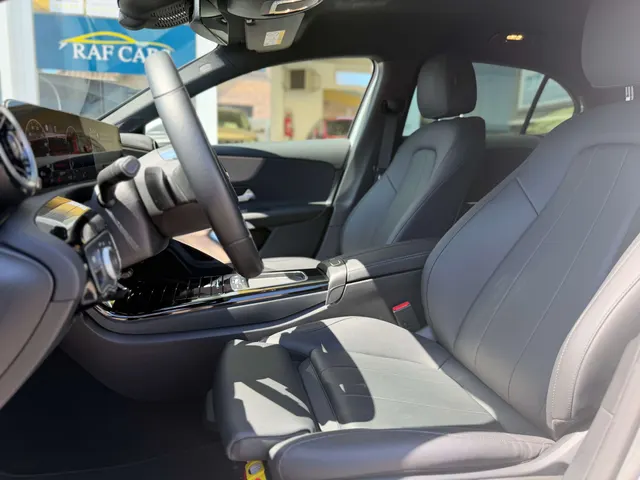 Mercedes-Benz A 180 2024 op de klinkers voor de showroom van Raf Cars in Ninove-Outer, foto 16