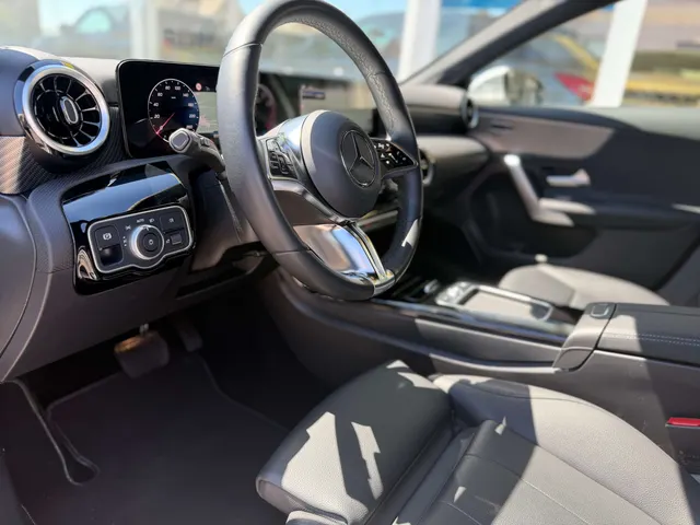 Mercedes-Benz A 180 2024 op de klinkers voor de showroom van Raf Cars in Ninove-Outer, foto 17