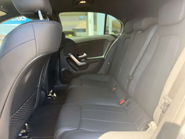 Mercedes-Benz A 180 2024 op de klinkers voor de showroom van Raf Cars in Ninove-Outer, foto 18