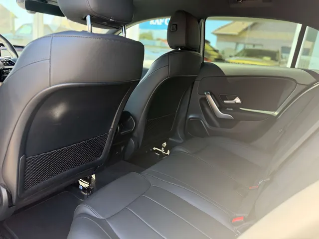 Mercedes-Benz A 180 2024 op de klinkers voor de showroom van Raf Cars in Ninove-Outer, foto 19