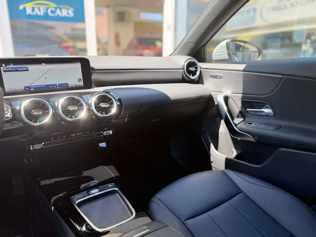 Mercedes-Benz A 180 2024 op de klinkers voor de showroom van Raf Cars in Ninove-Outer, foto 20