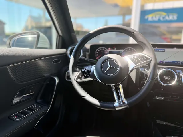 Mercedes-Benz A 180 2024 op de klinkers voor de showroom van Raf Cars in Ninove-Outer, foto 21