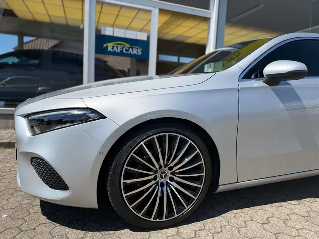 Mercedes-Benz A 180 2024 op de klinkers voor de showroom van Raf Cars in Ninove-Outer, foto 24