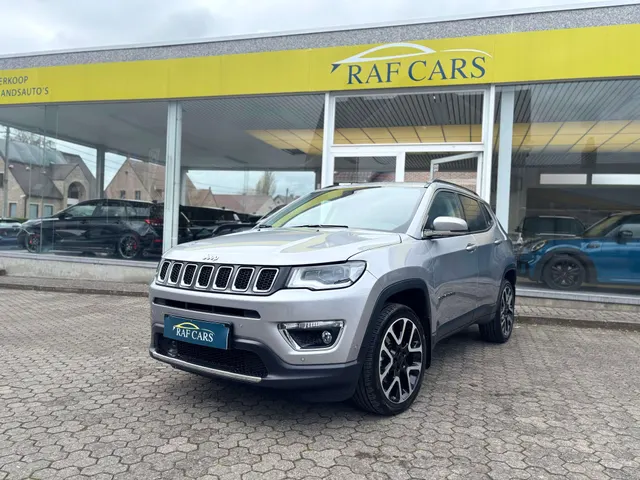 Jeep Compass 2019 op de klinkers voor de showroom van Raf Cars in Ninove-Outer