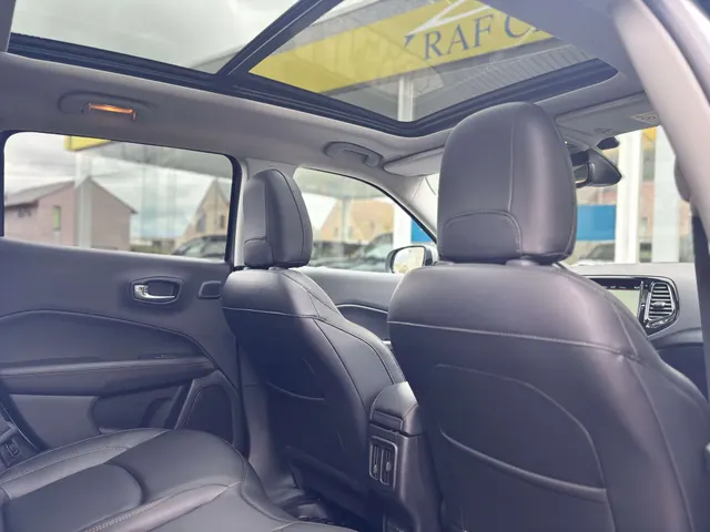 Jeep Compass 2019 op de klinkers voor de showroom van Raf Cars in Ninove-Outer, foto 10
