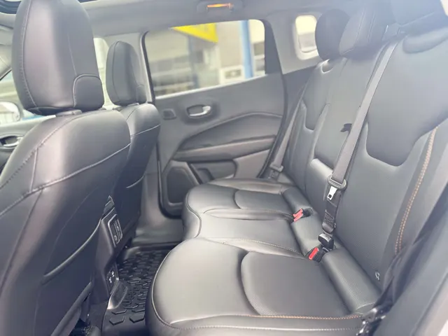 Jeep Compass 2019 op de klinkers voor de showroom van Raf Cars in Ninove-Outer, foto 11