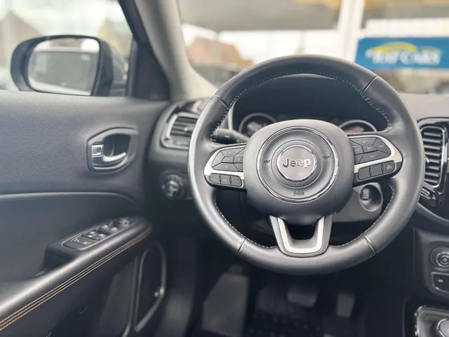 Jeep Compass 2019 op de klinkers voor de showroom van Raf Cars in Ninove-Outer, foto 12