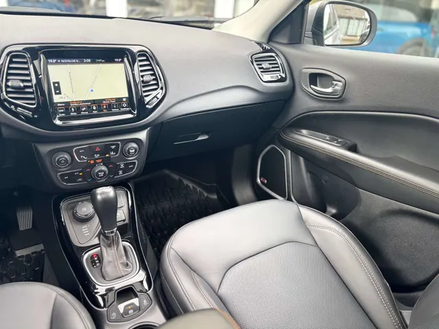 Jeep Compass 2019 op de klinkers voor de showroom van Raf Cars in Ninove-Outer, foto 13