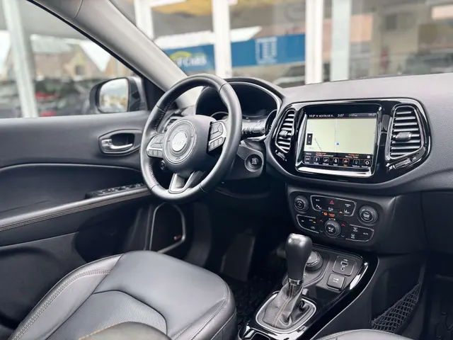 Jeep Compass 2019 op de klinkers voor de showroom van Raf Cars in Ninove-Outer, foto 14