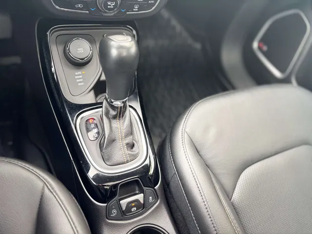 Jeep Compass 2019 op de klinkers voor de showroom van Raf Cars in Ninove-Outer, foto 15