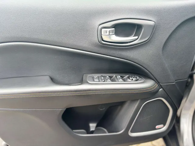 Jeep Compass 2019 op de klinkers voor de showroom van Raf Cars in Ninove-Outer, foto 16