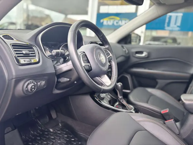 Jeep Compass 2019 op de klinkers voor de showroom van Raf Cars in Ninove-Outer, foto 18