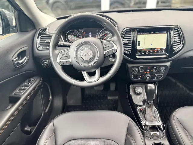 Jeep Compass 2019 op de klinkers voor de showroom van Raf Cars in Ninove-Outer, foto 7