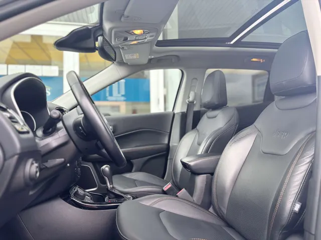 Jeep Compass 2019 op de klinkers voor de showroom van Raf Cars in Ninove-Outer, foto 8