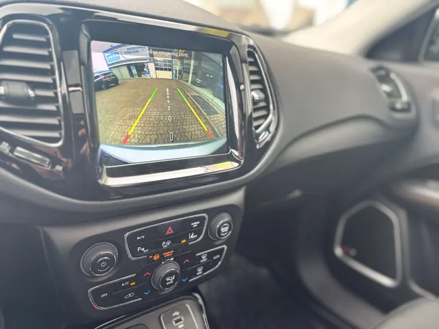Jeep Compass 2019 op de klinkers voor de showroom van Raf Cars in Ninove-Outer, foto 9