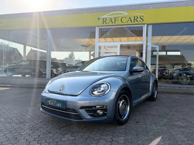 Volkswagen Beetle 2018 op de klinkers voor de showroom van Raf Cars in Ninove-Outer
