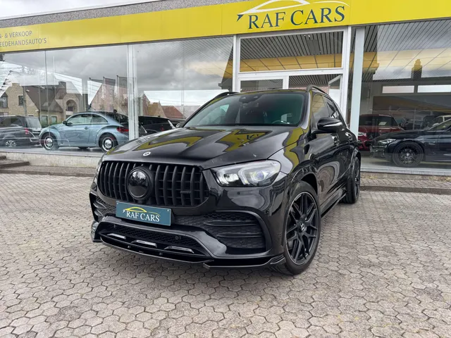 Mercedes-Benz GLE 53 AMG 2023 op de klinkers voor de showroom van Raf Cars in Ninove-Outer