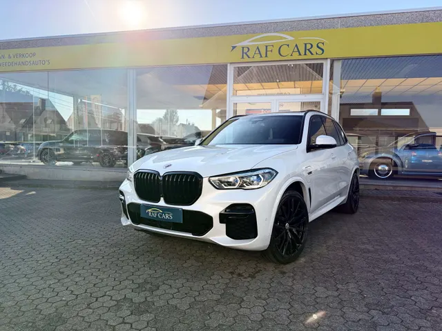 BMW X5 2022 op de klinkers voor de showroom van Raf Cars in Ninove-Outer