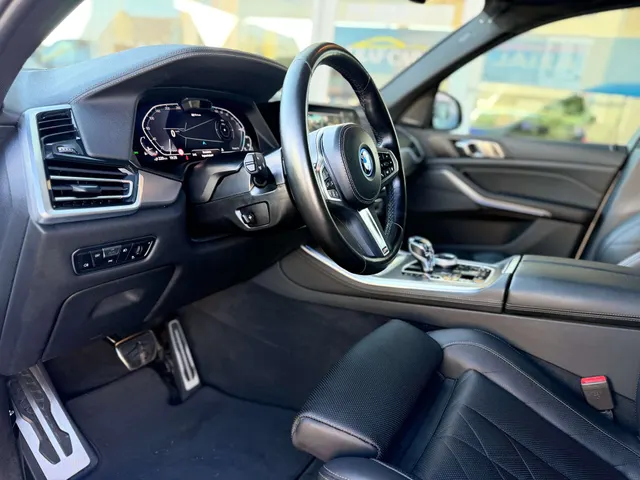 BMW X5 2022 op de klinkers voor de showroom van Raf Cars in Ninove-Outer, foto 16